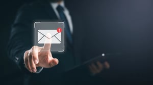 Seorang pengusaha sedang memeriksa pesan email baru yang masuk