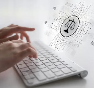 Futuristische digitale Schnittstelle zum Thema Recht mit Darstellung einer Waage der Gerechtigkeit