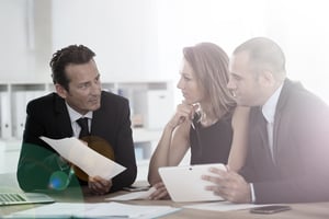 Manager bei einer Besprechung mit dem Vertriebsteam im Büro