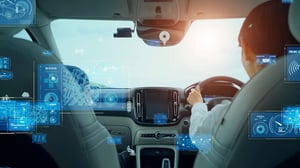 Frau am Steuer eines Autos und Konzept der Automobiltechnik